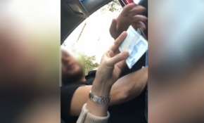 Kadın turist kendisini dolandırmaya çalışan taksiciyi görüntüledi