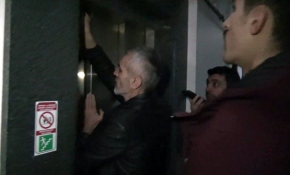 Elektriği kesilen binanın asansöründe 1,5 saat mahsur kaldı