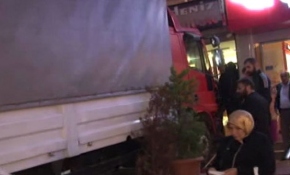 Freni boşalan kamyon kuyumcu dükkanına girdi