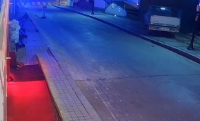 Kamyonet kontrolden çıkınca inşaat boşluğuna düştü