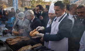 Tarım Bakanı Pakdemirli festivalde balık pişirdi, ikram etti