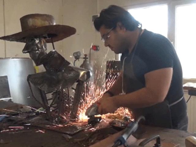 Üniversite öğrencisi hurda malzemeleri sanat eserine dönüştürüyor