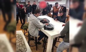 Rusya'da bir genç cep telefonu almaya küvet dolusu bozuk parayla gitti