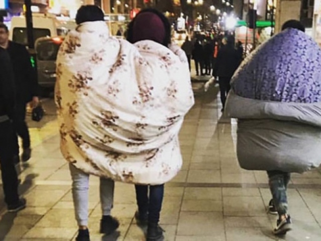 Soğuk Sivas caddelerinde yorganla gezdiler