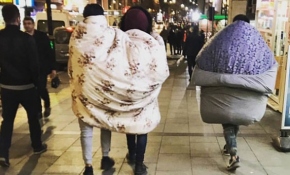 Soğuk Sivas caddelerinde yorganla gezdiler
