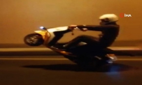 Tek tekerlek üzerinde giden motosiklet sürücüsü trafikte tehlike saçtı