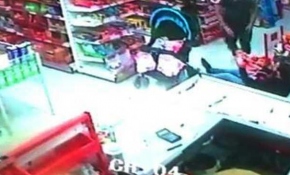 Pusetten düşen bebeğini havada yakalama anı kamerada