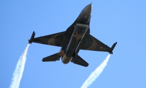 SOLOTÜRK'ten Girne'de gösteri uçuşu