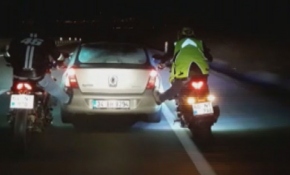 Bozulan aracı 30 kilometre ayaklarıyla ittiler