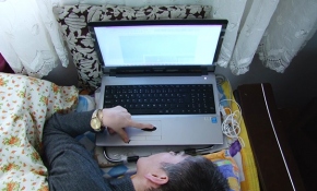 Sakaryalı Rukiye Türeyen işaret parmağıyla kitap yazdı