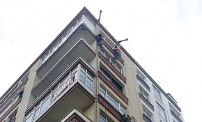 Kayan asansör platformunun halatına tutunarak kurtuldular