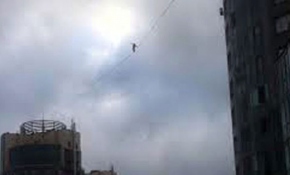 Onlarca metre yükseklikte yürüyen ip cambazı yürekleri ağza getirdi