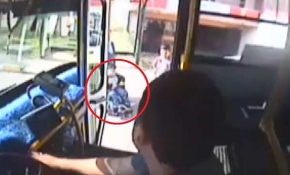 Halk otobüsü sürücüsü engelli çocuk için güzergahını değiştirdi