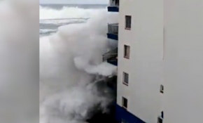 İspanya'da dev dalgalar yüksek balkonları yıkıp geçti