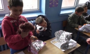 Minik öğrenciler köy okulundaki arkadaşları için oyuncak topladı