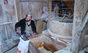 80 yaşındaki Melahat Çekir tarihi değirmeni tek başına işletiyor