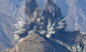 Kuzey Kore sınırdaki 10 nöbet noktasını imha etti