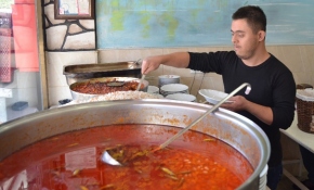 Down sendromlu Mesut çalışarak annesine bakıyor