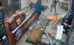 ABD Florida'da bir araç pizza restoranına daldı