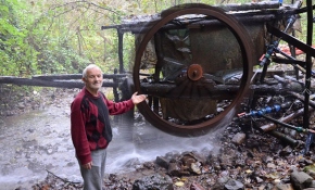 Dere kenarına kurduğu sistemle evinin elektrik ihtiyacını karşılıyor