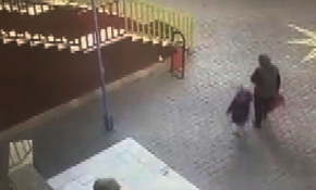 Minik Zeynep her sabah Atatürk büstünü öperek okuluna giriyor