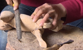 Trabzon'da yaşayan Mustafa Katı ağaç kütüklerini oyarak heykel yapıyor