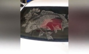 Çinli resim öğretmeni sanatını tozlu arabalarda canlandırıyor