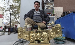 Tek bacağı ile ailesini geçindiriyor