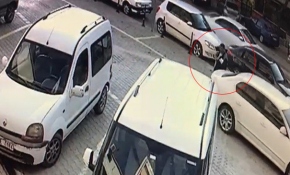 Otoparktan geri geri çıkarken görevliye çarptı
