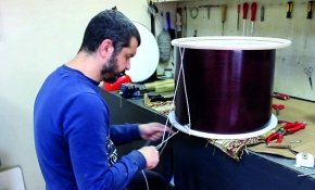 Ağaç ve deri onun usta ellerinde davula dönüşüyor