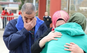 Suriyeli kızın ailesiyle sınırda buluşması duygulandırdı