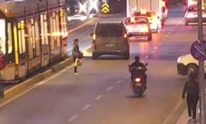 Karşıya geçmek isteyen kadın motosiklete böyle çarptı