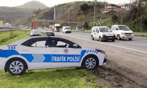 Maket polis aracını gören frene bastı