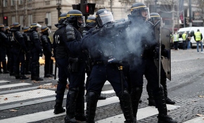 Paris'te toplanan "Sarı Yelekliler"e polisten sert müdahale