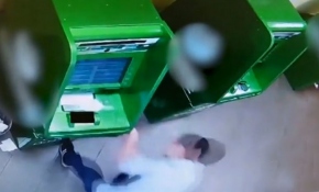 Rusya'da bir soyguncu ATM'yi parçaladı