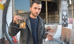 Şarjda bırakılan cep telefonu patladı iş yeri yandı