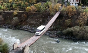 Artvin Irmakyanı köyünün tek girişi asma köprü