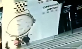 Çin'de reklam panosu yoldan geçenlerin üzerine düştü