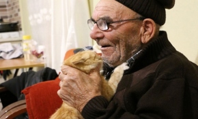 Bolu'da evi yanan "Ali dede" yeni evinde kedileriyle mutlu