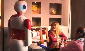 Nepal'de robotların hizmet verdiği kafe açıldı