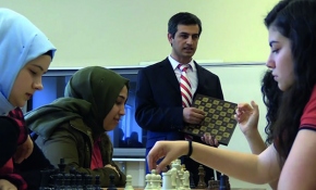 Öğretmenlik yapmak görme engelli Yücel Uğurlu'yu hayata bağlıyor