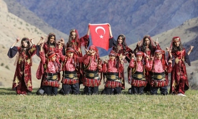 Vanlı öğrenciler farklı yörelerin oyunlarını sergileyerek şehre renk katıyor