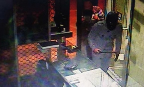 Bursa'da kuyumcu hırsızları çelik kasayı açamayınca götürmeye çalıştı