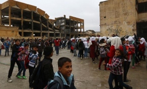 Rakka'da öğrenciler enkazlar arasında eğitim almaya çalışıyor