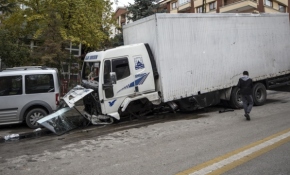 Ankara'da freni boşalan kamyon 9 araca çarptı