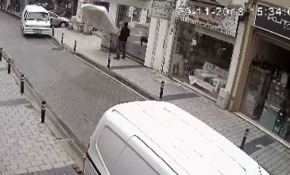 Fırtına balkonda bırakılan yatağı uçurdu