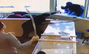Kanada'da kuyumcu soymaya çalışan hırsızlara kılıçlarla müdahale