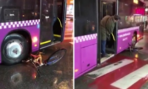 Otobüs şoförü tartıştığı kişinin bisikletini ezip sürükledi