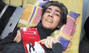 Rukiye'nin tek parmağıyla yazdığı kitabı yok sattı