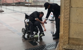 Abdest almak isteyen engelliye polis yardım etti